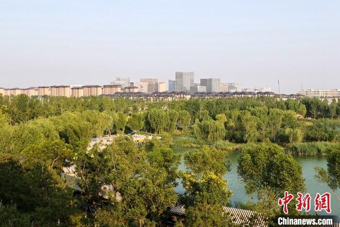 從完成頂層設計到如火如荼大規(guī)模建設，六年來，雄安新區(qū)如春天的竹子一般拔節(jié)生長，這座承載千年大計的“未來之城”已雄姿初顯。從“一張白紙”開始著墨，如今的雄安新區(qū)已是濃墨重彩的“山水畫”。<a target='_blank' href='/'>中新社</a>記者近日走訪了雄安新區(qū)多地，從“藍綠金”三色感受這座“未來之城”的巨大變化。圖為7月18日拍攝的河北雄安新區(qū)金湖公園。 <a target='_blank' href='/'>中新社</a>記者 易海菲 攝