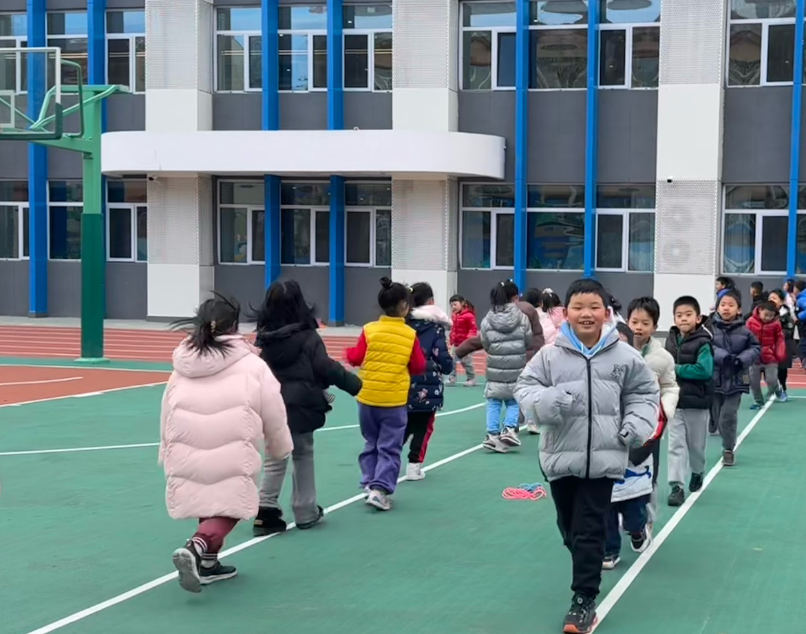 一年級的同學(xué)課間跑步 。學(xué)校供圖