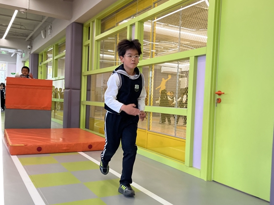 學(xué)生在南樓二層的體能教師訓(xùn)練。人民網(wǎng)記者孫競 攝