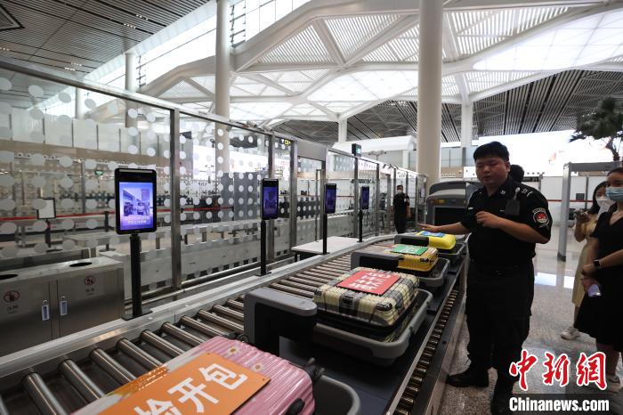 （高質(zhì)量發(fā)展調(diào)研行）探訪海口美蘭國際機(jī)場封關(guān)運(yùn)作項(xiàng)目：將實(shí)現(xiàn)旅客“無感通關(guān)”