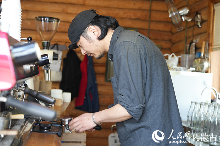 喻曉在小木屋中制作咖啡。人民網(wǎng)記者 李睿攝