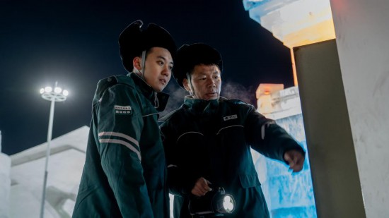 長春市冰雪新天地園區(qū)內(nèi)，長春市雙陽區(qū)供電公司工作人員正在檢查低壓配電箱。新華社記者 段續(xù) 攝