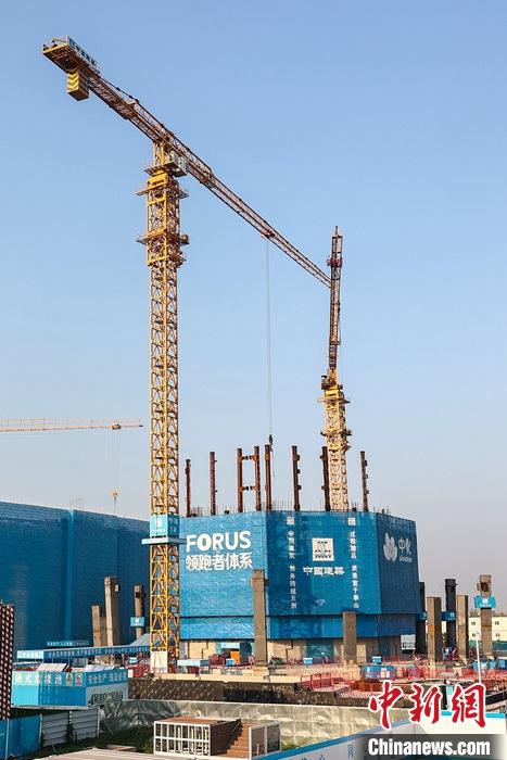 從完成頂層設計到如火如荼大規(guī)模建設，六年來，雄安新區(qū)如春天的竹子一般拔節(jié)生長，這座承載千年大計的“未來之城”已雄姿初顯。從“一張白紙”開始著墨，如今的雄安新區(qū)已是濃墨重彩的“山水畫”。<a target='_blank' href='/'>中新社</a>記者近日走訪了雄安新區(qū)多地，從“藍綠金”三色感受這座“未來之城”的巨大變化。圖為7月19日，河北雄安新區(qū)，中國中化總部基地項目施工現(xiàn)場。 <a target='_blank' href='/'>中新社</a>記者 易海菲 攝