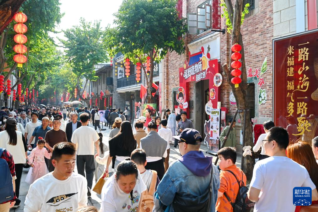 2月22日，市民游客在福州上下杭?xì)v史文化街區(qū)參觀游覽。新華社記者林善傳 攝