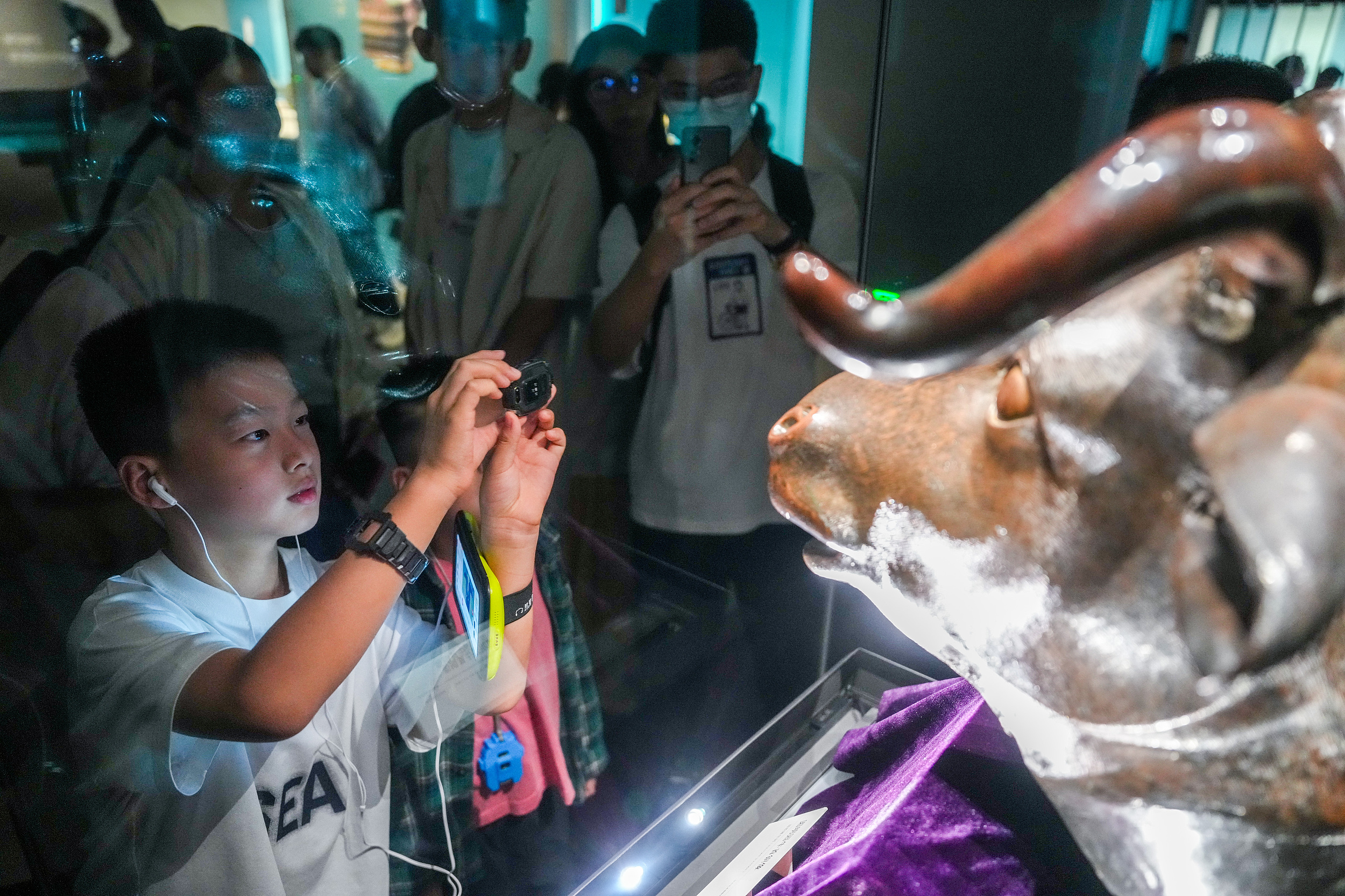 2025年6月，參加研學游的孩子在安徽博物院蜀山館參觀圓明園牛首銅像。（圖片來源：視覺中國）