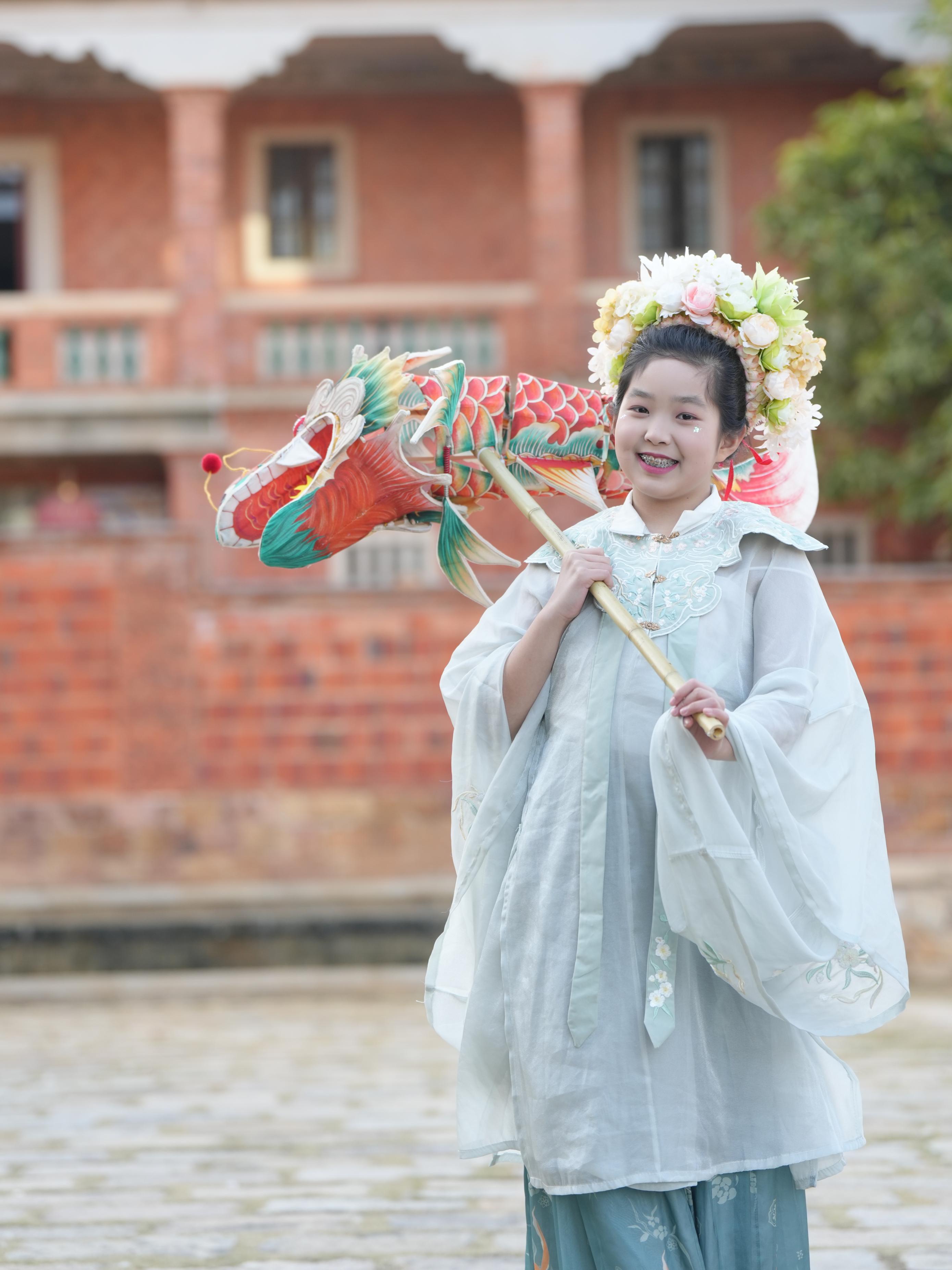 在泉州，沈女士為女兒拍下頭戴簪花的照片。受訪者供圖