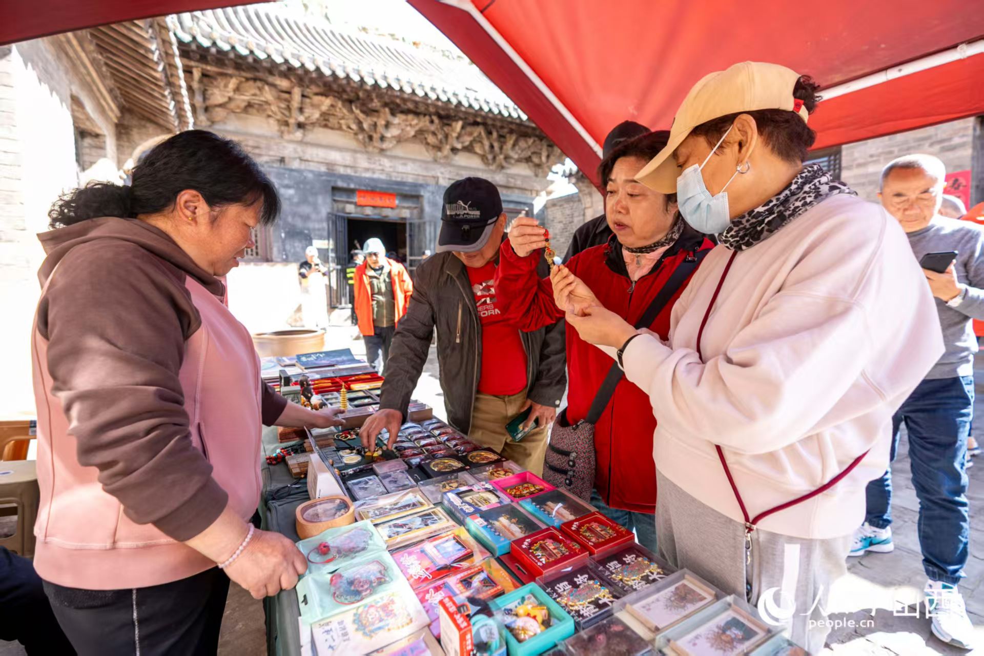游客在山西省高平市鐵佛寺選購文創(chuàng)產(chǎn)品。人民網(wǎng)記者 盧鵬宇攝