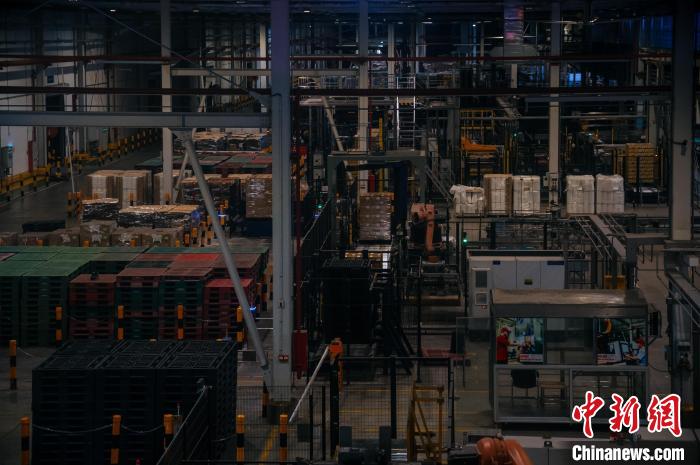 基地依托數字技術打造“黑燈工廠”?！±钅宪?攝