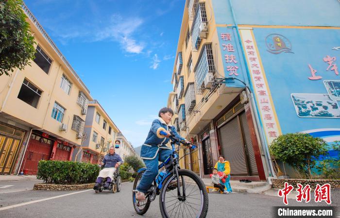 溪邳村一角?！菓c堂 攝