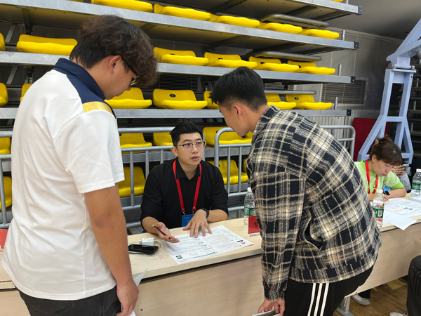 招聘會(huì)上，老師為畢業(yè)生開展就業(yè)指導(dǎo)。校方供圖