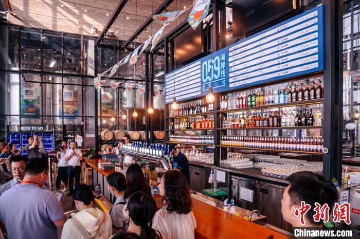 （高質量發(fā)展調研行）莆田啤酒基地產能200萬噸/年依托數字技術打造世界級“黑燈工廠”