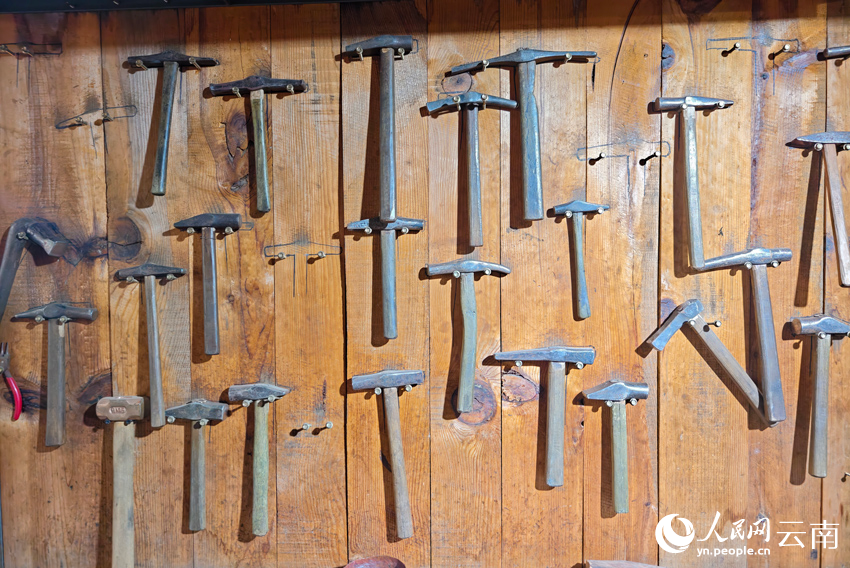 新華村銀器加工作坊里的小錘。人民網(wǎng)記者 符皓攝