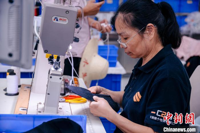 圖為員工在生產(chǎn)線工作?！±钅宪?攝