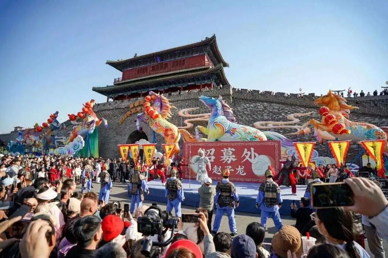“五一”假期，河北正定南城門，“當(dāng)一天趙子龍的兵”招募現(xiàn)場(chǎng)人頭攢動(dòng)。河北省文化和旅游廳供圖