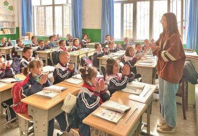 2023年5月，西北師范大學(xué)學(xué)生在新疆阿克蘇地區(qū)溫宿縣吐木秀克鎮(zhèn)第一小學(xué)實(shí)習(xí)支教。 卓杰攝