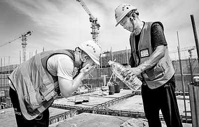 近日，多地迎來高溫天氣，圖為中鐵十二局工人在河北雄安新區(qū)大河片區(qū)安置房項目建設(shè)現(xiàn)場洗臉解暑。 新華社發(fā)