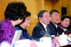 3月8日，全國(guó)政協(xié)舉行教育界別聯(lián)組會(huì)議，教育部部長(zhǎng)袁貴仁右三到會(huì)聽(tīng)取建議。