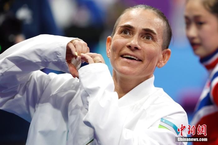 資料圖：9月28日，杭州第19屆亞運會競技體操女子跳馬決賽在黃龍體育中心體育館舉行。烏茲別克斯坦選手丘索維金娜以13.383分獲得該項目第四名。圖為丘索維金娜在賽后向觀眾比心。<a target='_blank' href='/'>中新社</a>記者 富田 攝