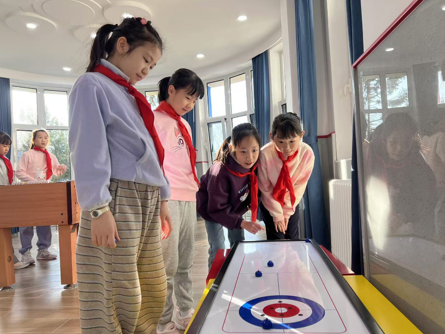 學(xué)生們在少先隊大廳進(jìn)行課間活動。人民網(wǎng) 白炅攝