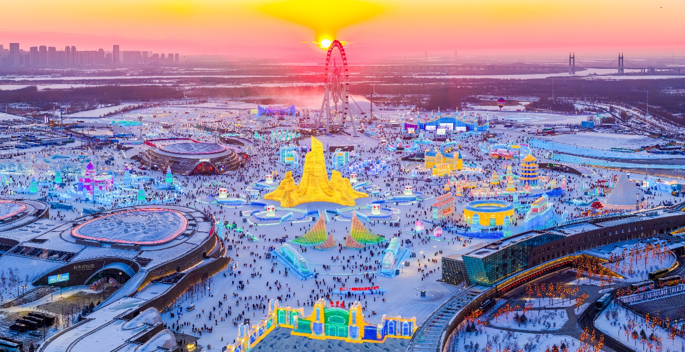 哈爾濱冰雪大世界迎來“開門紅”。人民網(wǎng)記者 蘇靖剛攝