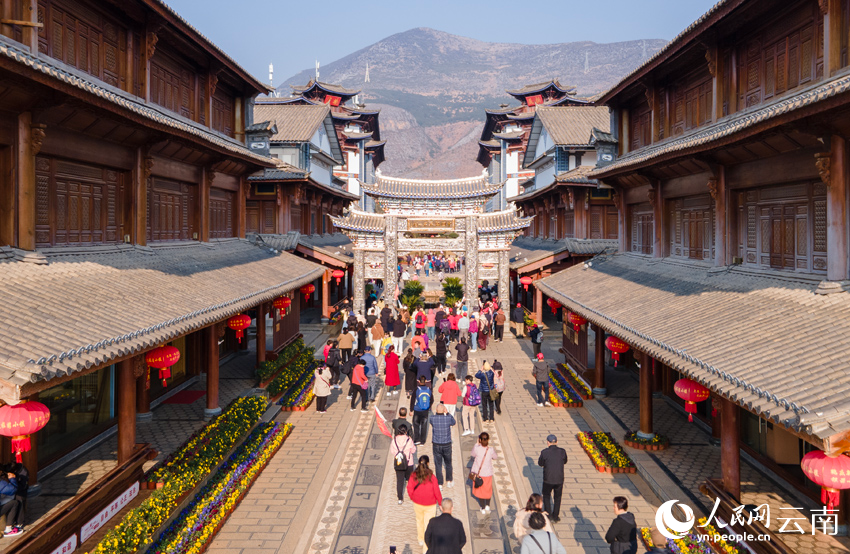 游客打卡新華村。人民網(wǎng)記者 符皓攝