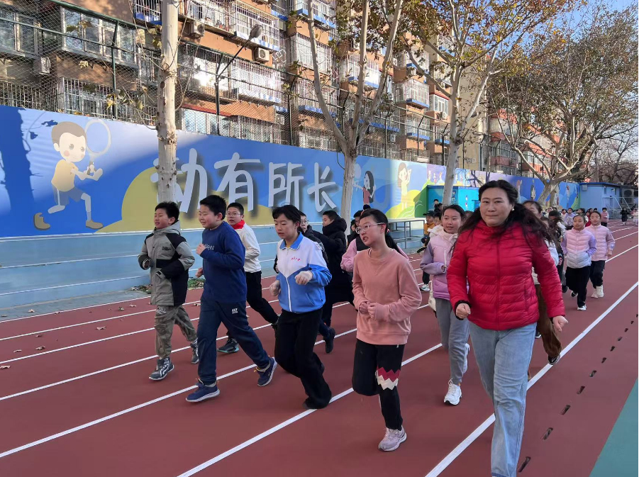 學(xué)生們在班主任陪同下跑步。人民網(wǎng) 白炅攝