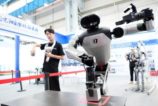 9月5日，在沈陽的2025全球工業(yè)互聯網大會的展覽區(qū)現場，中國科學院沈陽自動化研究所的機器人工程師在調試具身智能操作系統(tǒng)。新華社記者 李鋼 攝