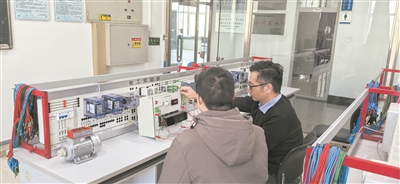 圖為哈爾濱工程大學(xué)教師指導(dǎo)學(xué)生開展新工科課程的實(shí)驗(yàn)項(xiàng)目。受訪者供圖