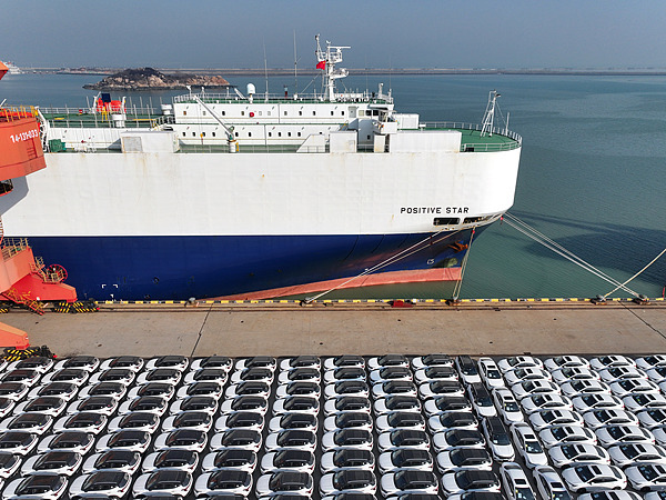 在江蘇省連云港，中國生產(chǎn)的汽車正加緊裝船出口海外。