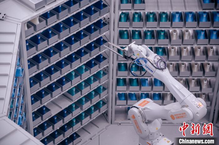 車間里，鞋楦配送機(jī)械臂在有序工作。　李南軒 攝