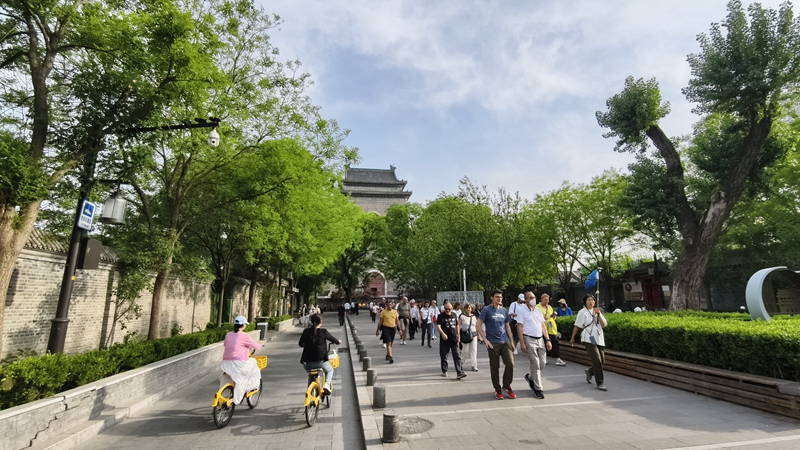 外國游客游覽北京鼓樓。人民網記者 李楠樺攝