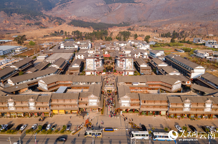 密布銀器加工作坊的新華村。人民網(wǎng)記者 符皓攝