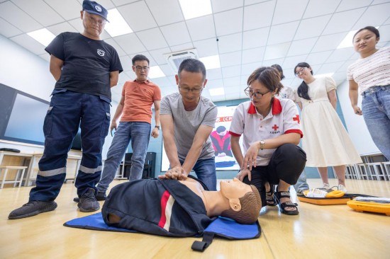 在浙江省湖州市吳興區(qū)龍泉小學(xué)，紅十字會救護員對教職工進行自動體外除顫器（AED）使用培訓(xùn)。新華社發(fā)（伊凡攝）