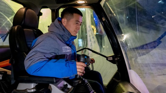 吉林市松花湖滑雪度假區(qū)內(nèi)，工作人員正駕駛壓雪車平整雪道。新華社記者 唐成卓 攝