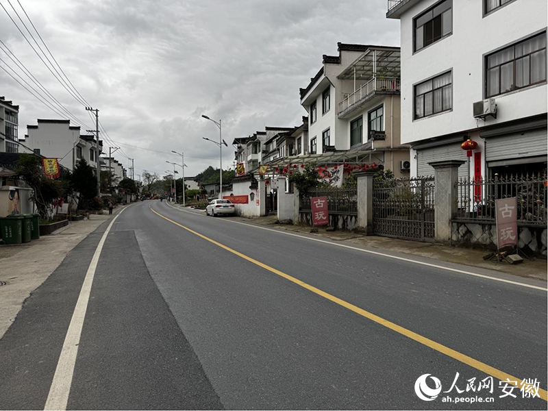 寬敞的S347公路穿過瞻淇村。人民網(wǎng)記者 胡雨松攝