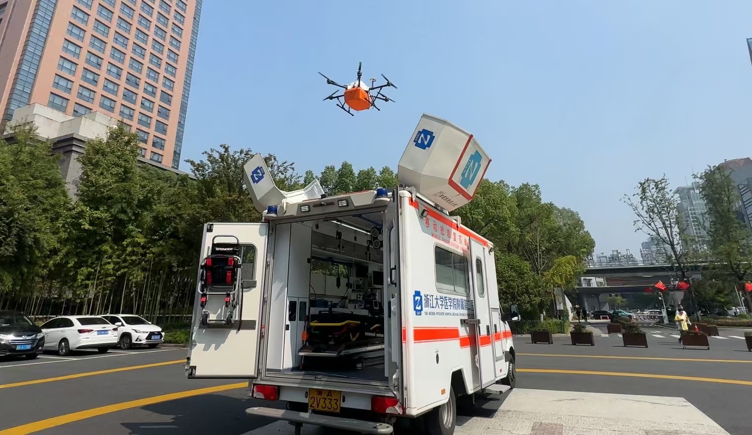 浙江大學(xué)醫(yī)學(xué)院附屬第二醫(yī)院5G急救車搭載的無人機(jī)正在起飛。人民網(wǎng)記者 申佳平攝