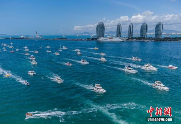 資料圖：航拍三亞眾多出海游玩的游艇回港。 駱云飛 攝