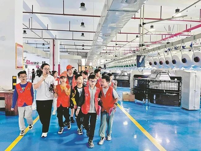 學(xué)生參觀惠安校服企業(yè)生產(chǎn)車間?；莅部h委宣傳部供圖