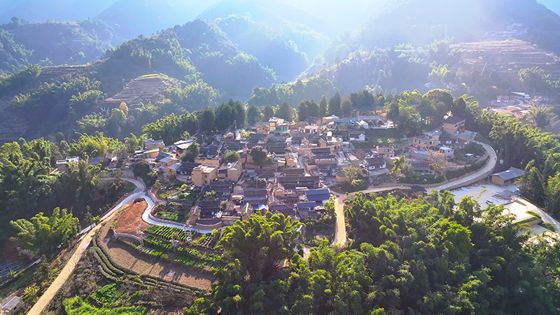 【1】曼海村全景。陶思源-攝