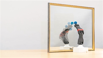  圖為機器人觀察自己在鏡子中的倒影，學(xué)習(xí)自身的形態(tài)和運動學(xué)，實現(xiàn)自主模擬。圖片來源：美國哥倫比亞大學(xué)