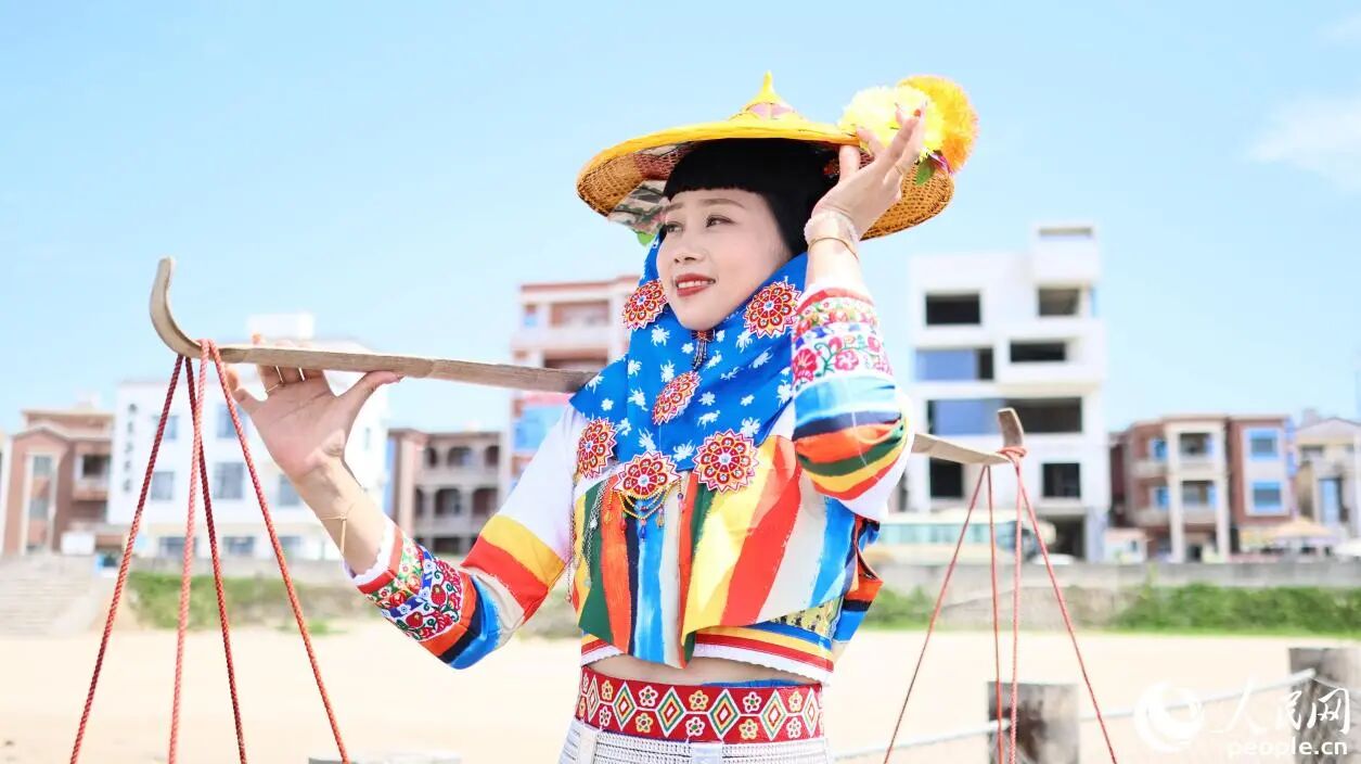 花頭巾包裹，配上寬檐黃斗笠，是惠安女獨(dú)特的“防曬套裝”。人民網(wǎng)記者 李昌乾攝