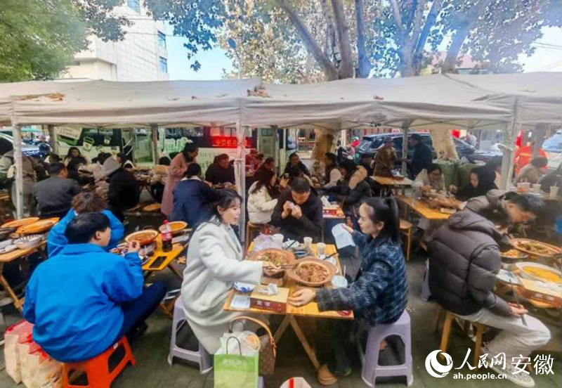 迎春街上，游客們品嘗廣德燉鍋。人民網(wǎng)記者 王銳攝