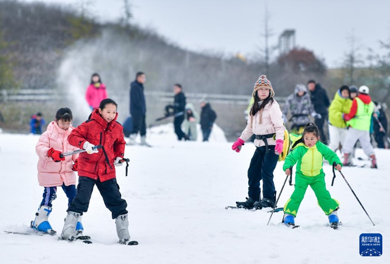 2月23日，滑雪愛好者在貴陽(yáng)市高坡云頂滑雪場(chǎng)滑雪。新華社記者 楊文斌攝
