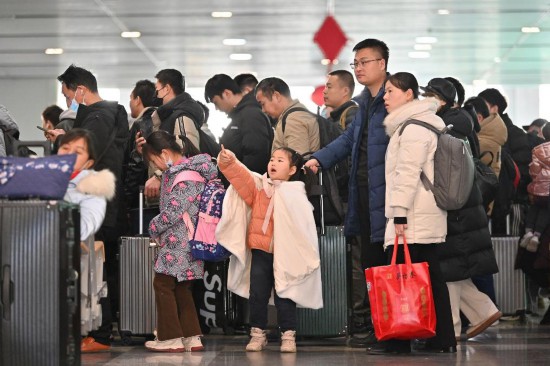 2月3日,家長(zhǎng)帶領(lǐng)小朋友在北京豐臺(tái)站排隊(duì)檢票。新華社記者 宋為偉 攝