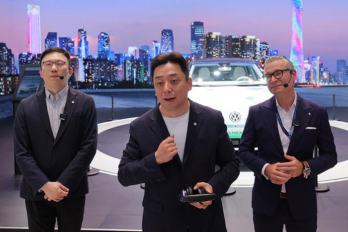 11月17日，上汽大眾汽車有限公司銷售與市場執(zhí)行副總經(jīng)理、上海上汽大眾汽車銷售有限公司總經(jīng)理俞經(jīng)民(中間)參加廣州車展展臺活動。 上汽大眾 供圖