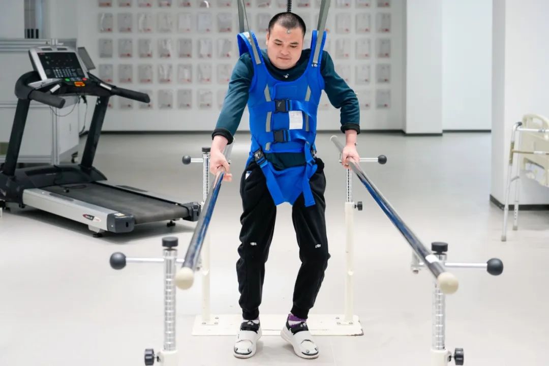 在術(shù)后第14天，患者依靠自身運(yùn)動(dòng)意圖行走。復(fù)旦大學(xué)供圖
