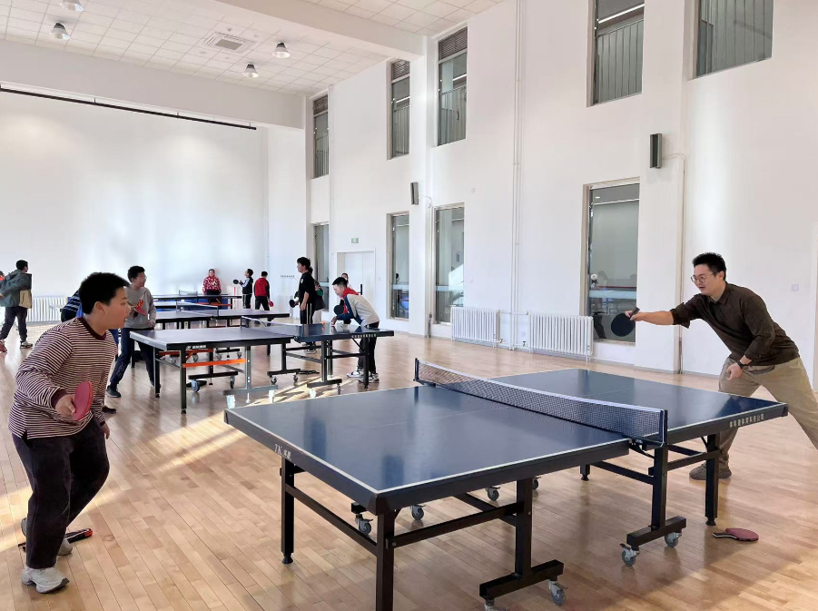 老師和學(xué)生在課間打乒乓球。人民網(wǎng) 白炅攝