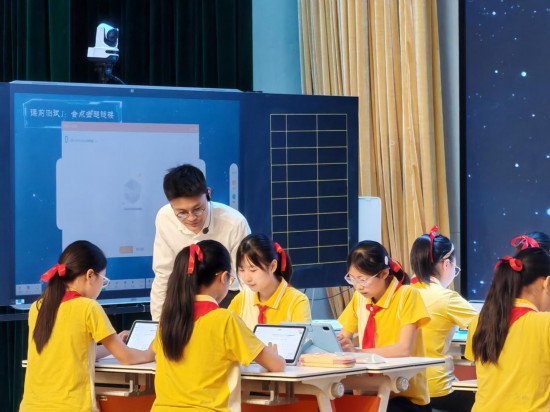 重慶科學(xué)城樹人思賢小學(xué)校教師執(zhí)教“S2C”示范課。