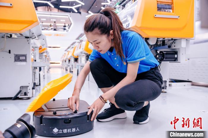 圖為員工在調(diào)試AGV搬運(yùn)機(jī)器人。　李南軒 攝