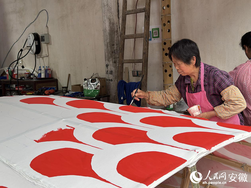 瞻淇村內(nèi)大多數(shù)村民都掌握制作魚燈的絕活。人民網(wǎng)記者 胡雨松攝